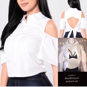 🆕<Fashion Nova> cold shoulder keyhole back shirt
